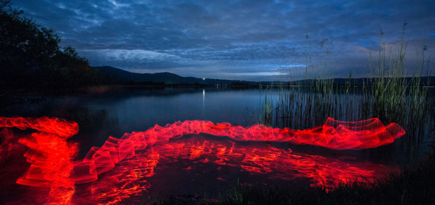 Lightpainting Red Snake fotografiert am Starnberger See von Bernhard Rauscher