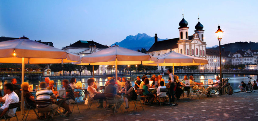 Abendstimmung in einem der vielen Straßencafes im Zentrum von Luzern
